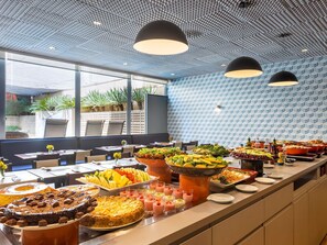 Se sirven desayunos, comidas y cocina italiana con mesas al aire libre