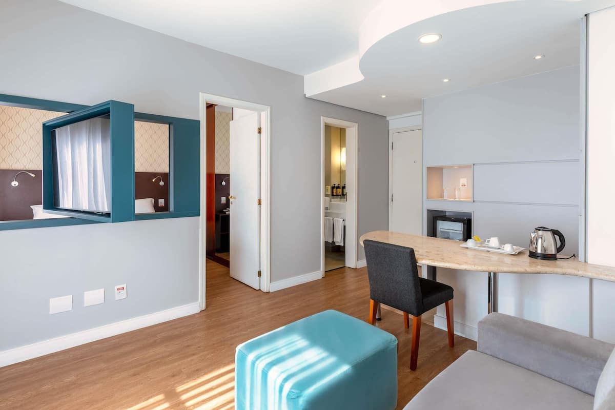 Minibar, coffres-forts dans les chambres, bureau