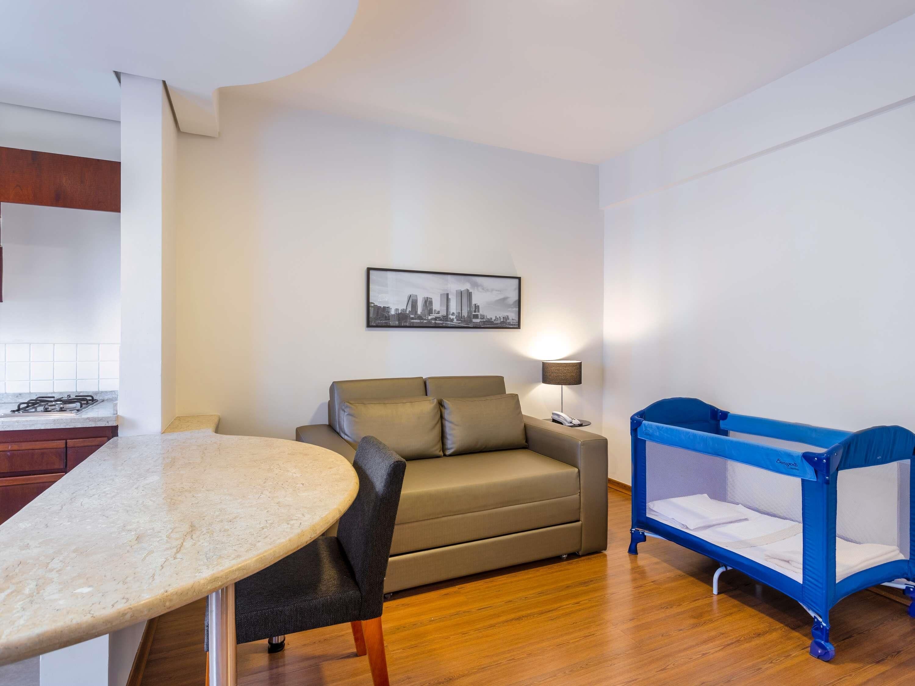 Minibar, coffres-forts dans les chambres, bureau