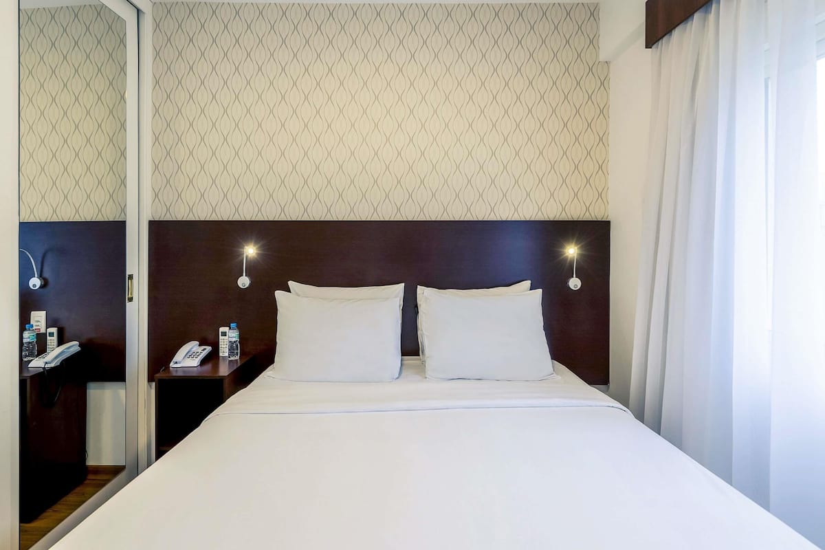 迷你吧、客房内保险箱、办公桌、笔记本电脑工作区