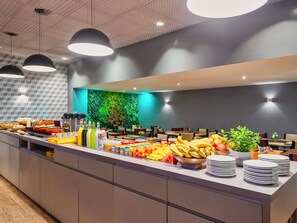 Ofereix taules a l'aire lliure i s'hi serveixen esmorzars i dinars