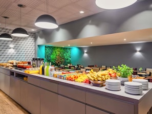 Ofereix taules a l'aire lliure i s'hi serveixen esmorzars i dinars