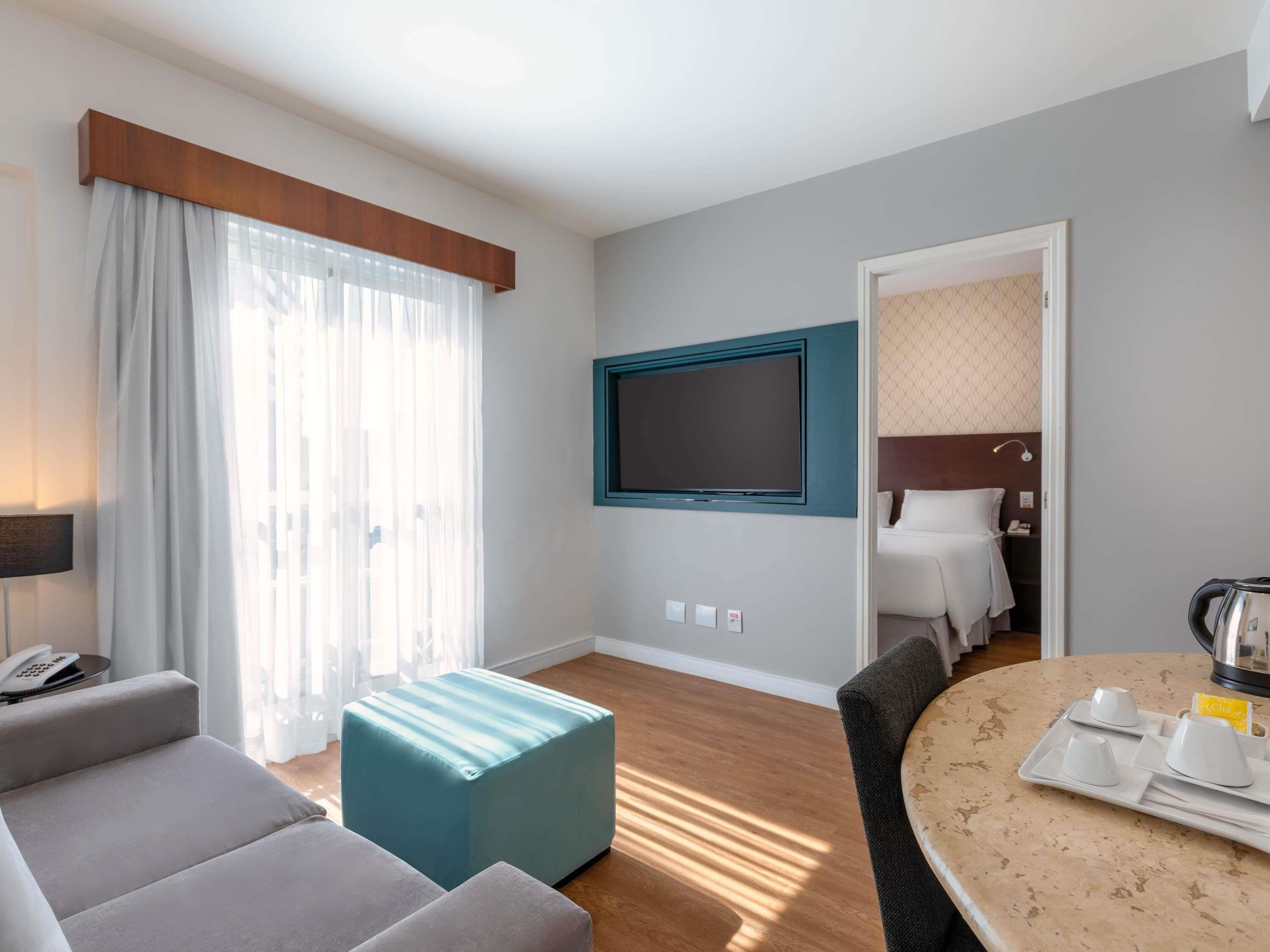 Minibar, safe på rommet, skrivebord og skrivebord for bærbar PC