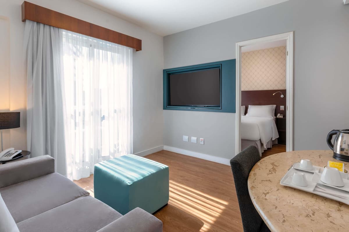 Minibar, safe på rommet, skrivebord og skrivebord for bærbar PC