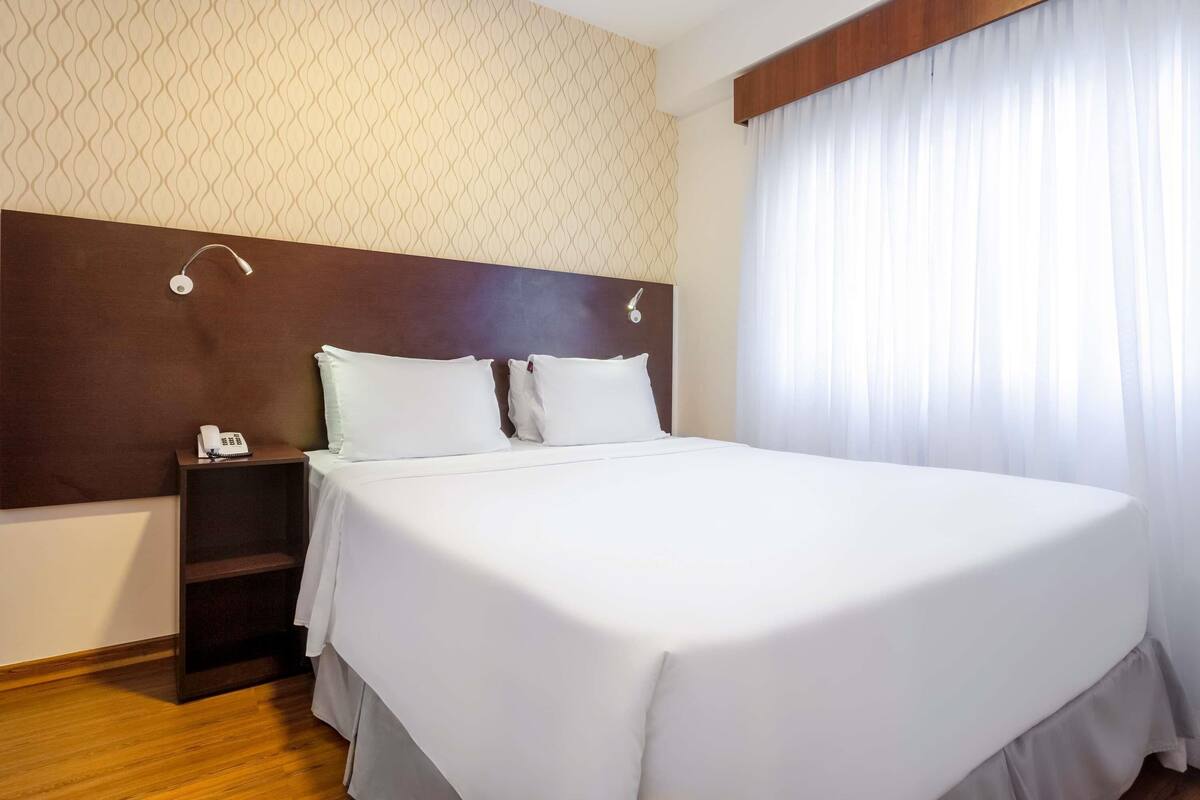 Minibar, värdeförvaringsskåp på rummet och skrivbord