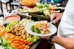 Se sirven desayunos y almuerzos, restaurante con mesas al aire libre