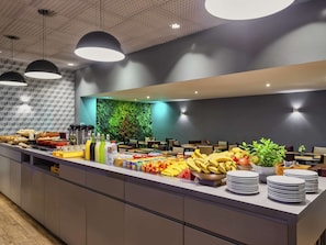 Ofereix taules a l'aire lliure i s'hi serveixen esmorzars i dinars