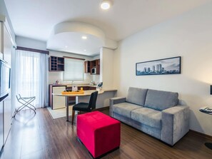 Leilighet – superior, 2 enkeltsenger, kjøkken | Minibar, safe på rommet, skrivebord og skrivebord for bærbar PC