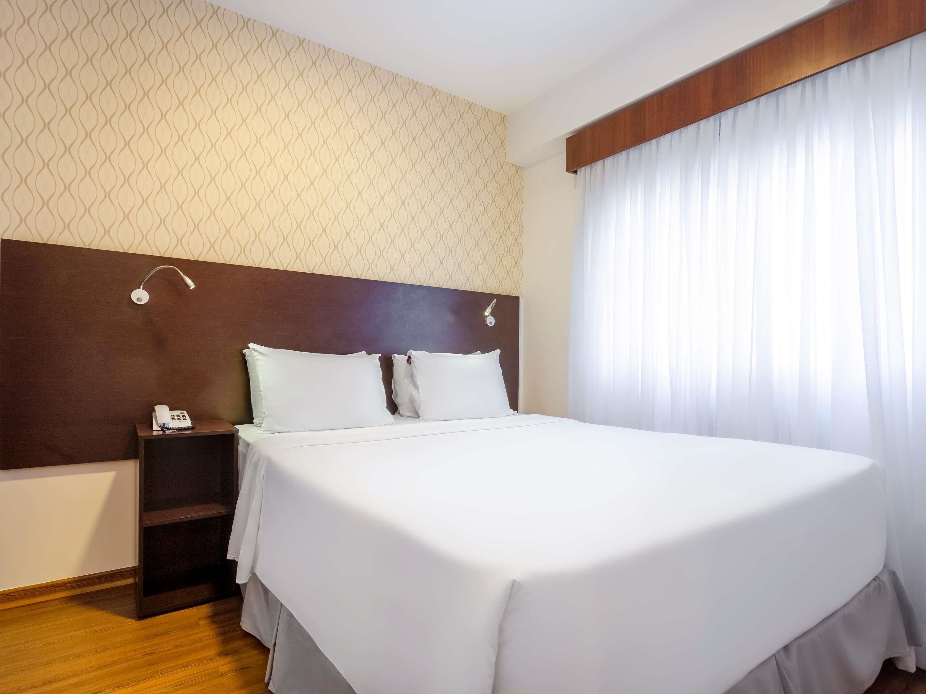 Minibar, caja de seguridad en la habitación y escritorio 