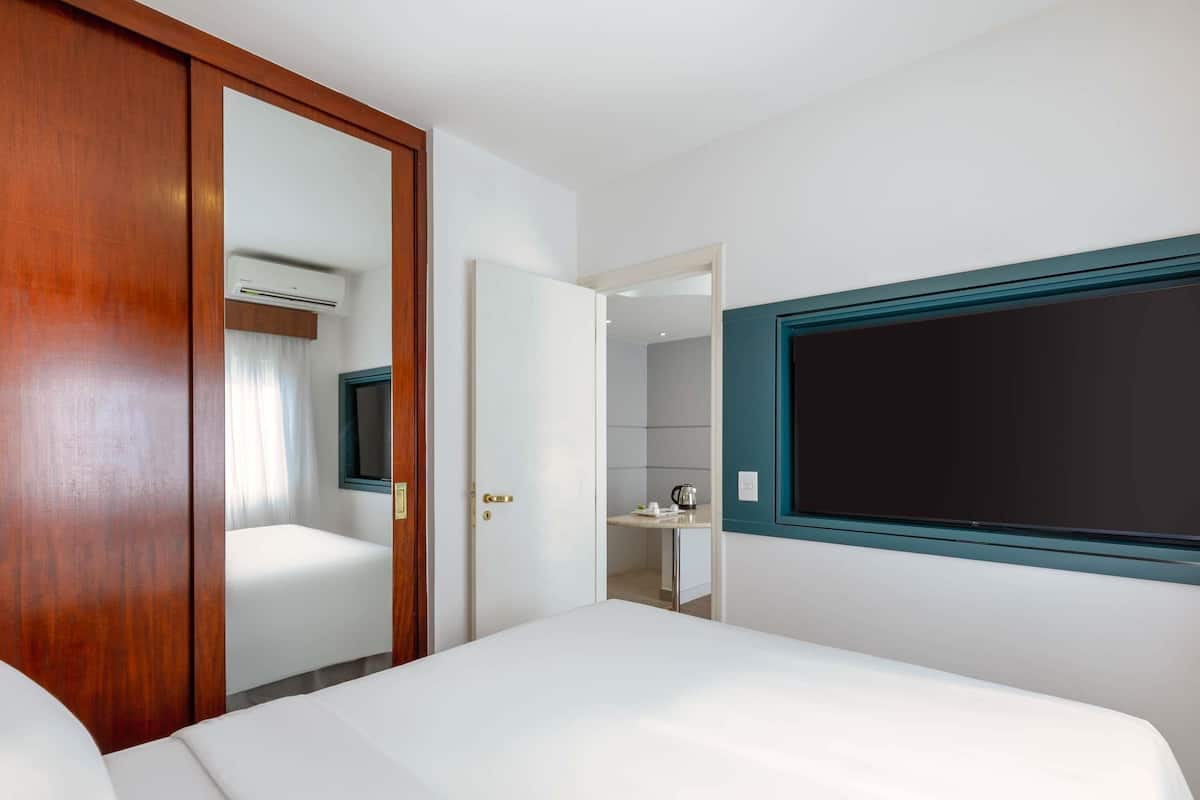 Minibar, caja de seguridad en la habitación y escritorio