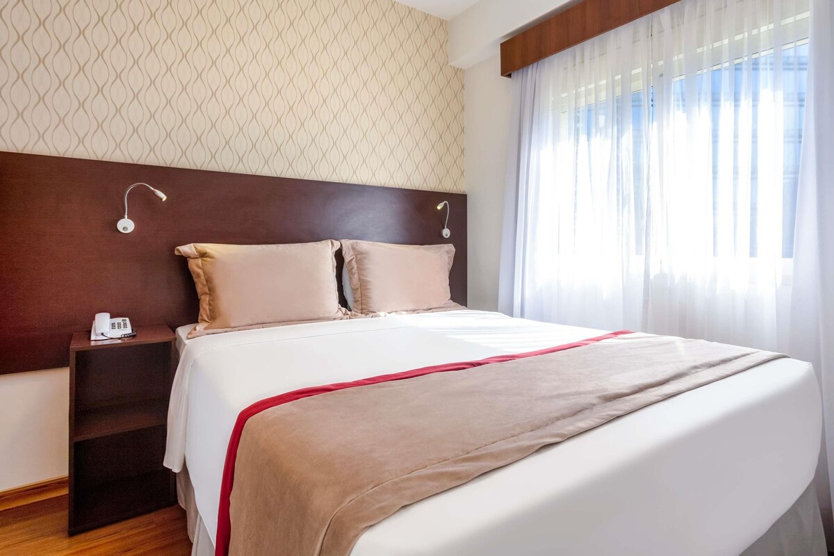 Privilege, Căn hộ, 1 giường đôi | Minibar, két bảo mật tại phòng, bàn 