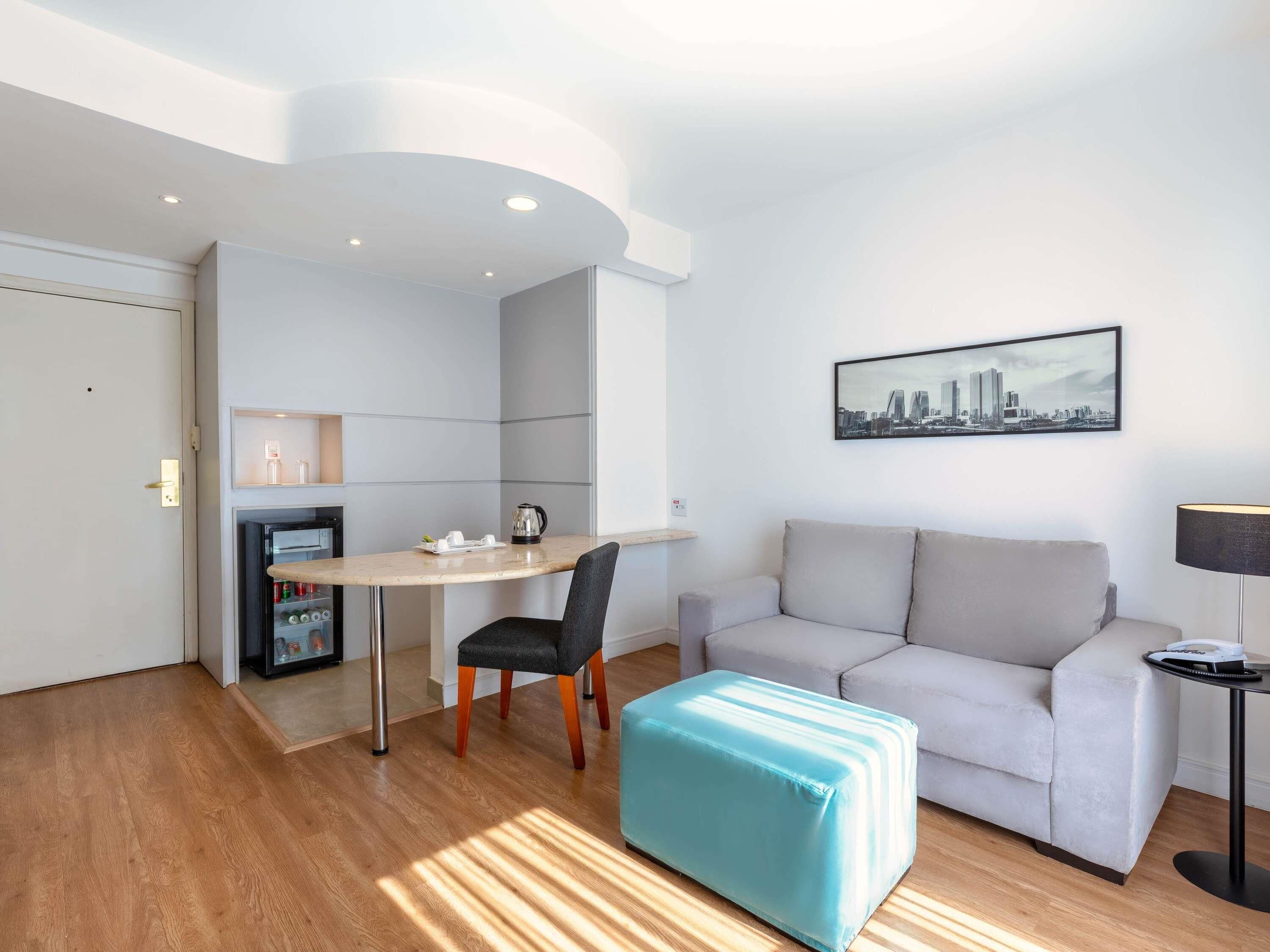 Minibar, caja de seguridad en la habitación y escritorio 