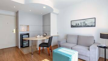 Minibar, caja de seguridad en la habitación y escritorio