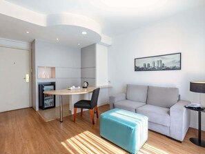 Minibar, safe på rommet, skrivebord og skrivebord for bærbar PC