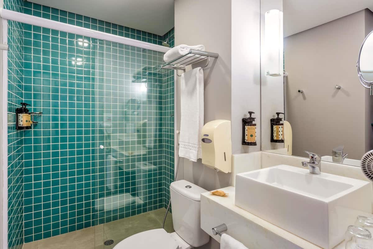 Minibar, caixa forta a l'habitació i escriptori