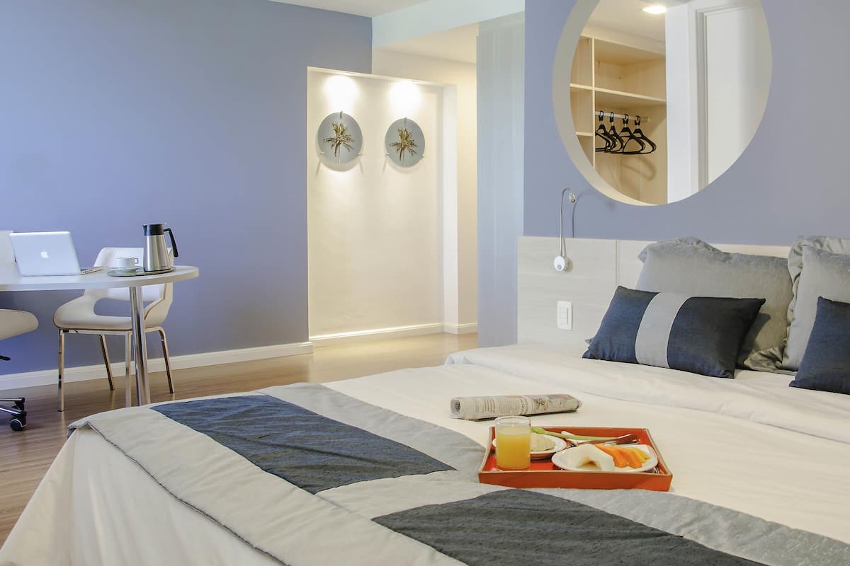 Standard Room, 1 Queen Bed | Minibar, desk, blackout drapes, soundproofing