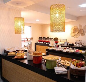 Breakfast, lunch and dinner served - Mercure Recife Navegantes Hotel (Recife)