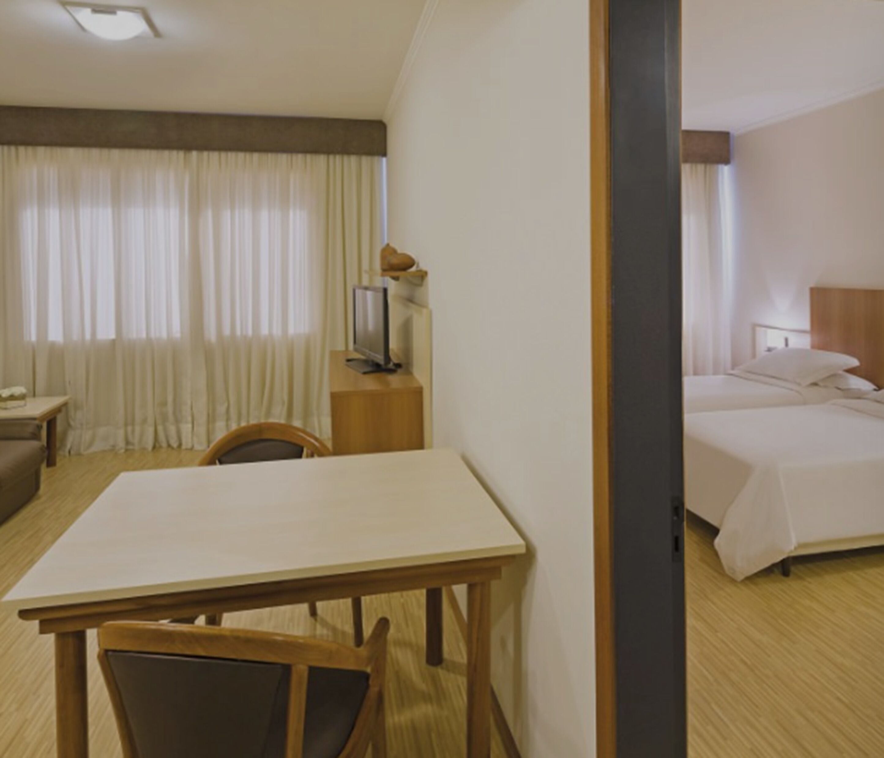 Minibar, caja de seguridad en la habitación y cortinas blackout 