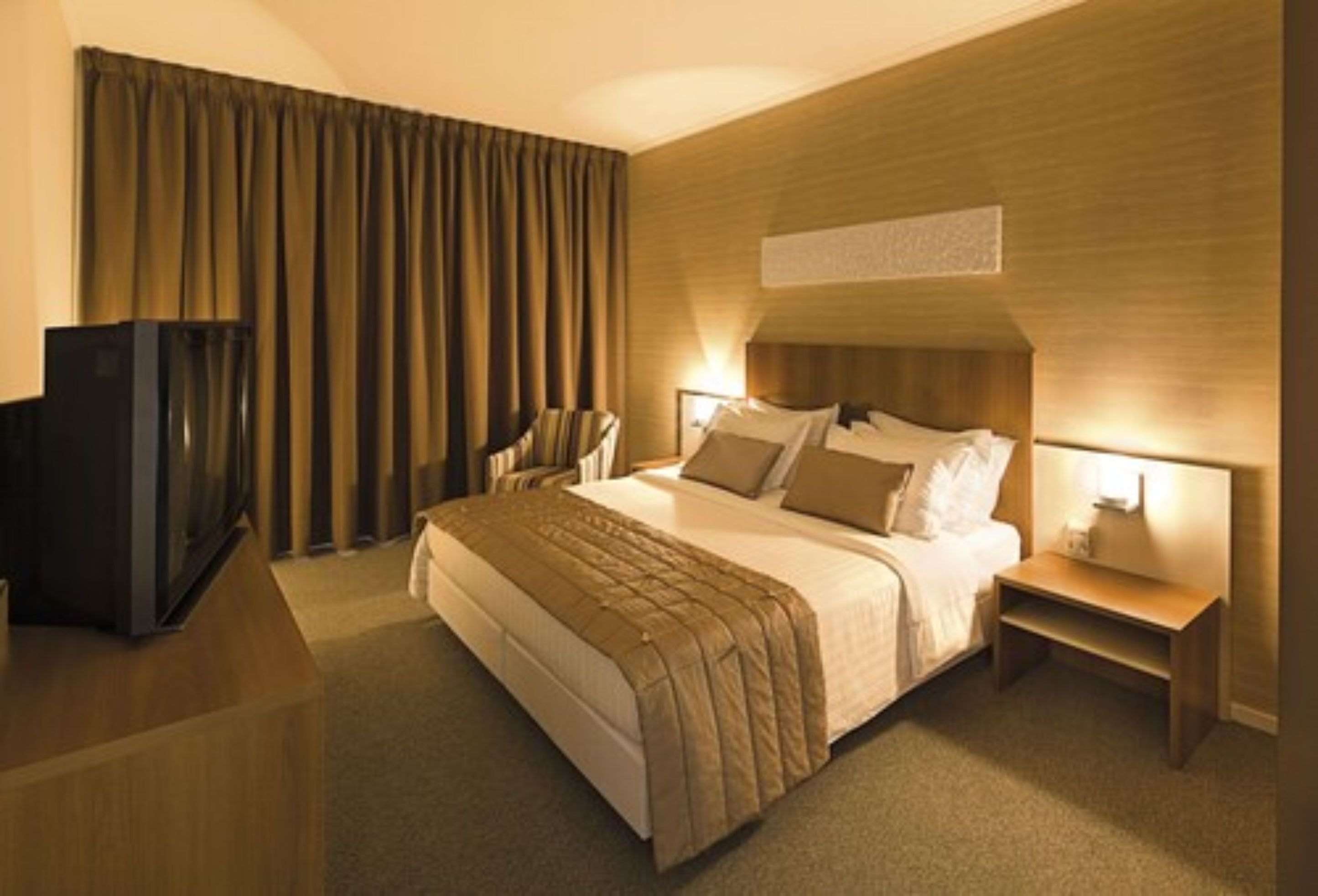 Frigobar, cofres nos quartos, cortinas blackout, Wi-Fi de cortesia