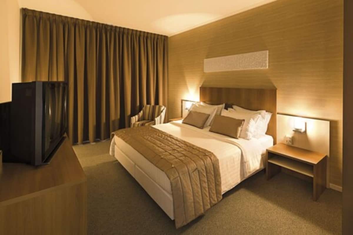 Frigobar, cofres nos quartos, cortinas blackout, Wi-Fi de cortesia