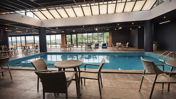 Sisäuima-allas, aurinkotuoleja