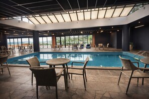 Piscine intérieure, chaises longues