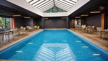 Indoor pool, sun loungers