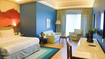 Minibar, caja de seguridad en la habitación y escritorio