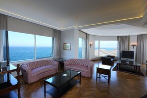 Suite presidencial, vista al mar | Área de sala de estar | Televisión 