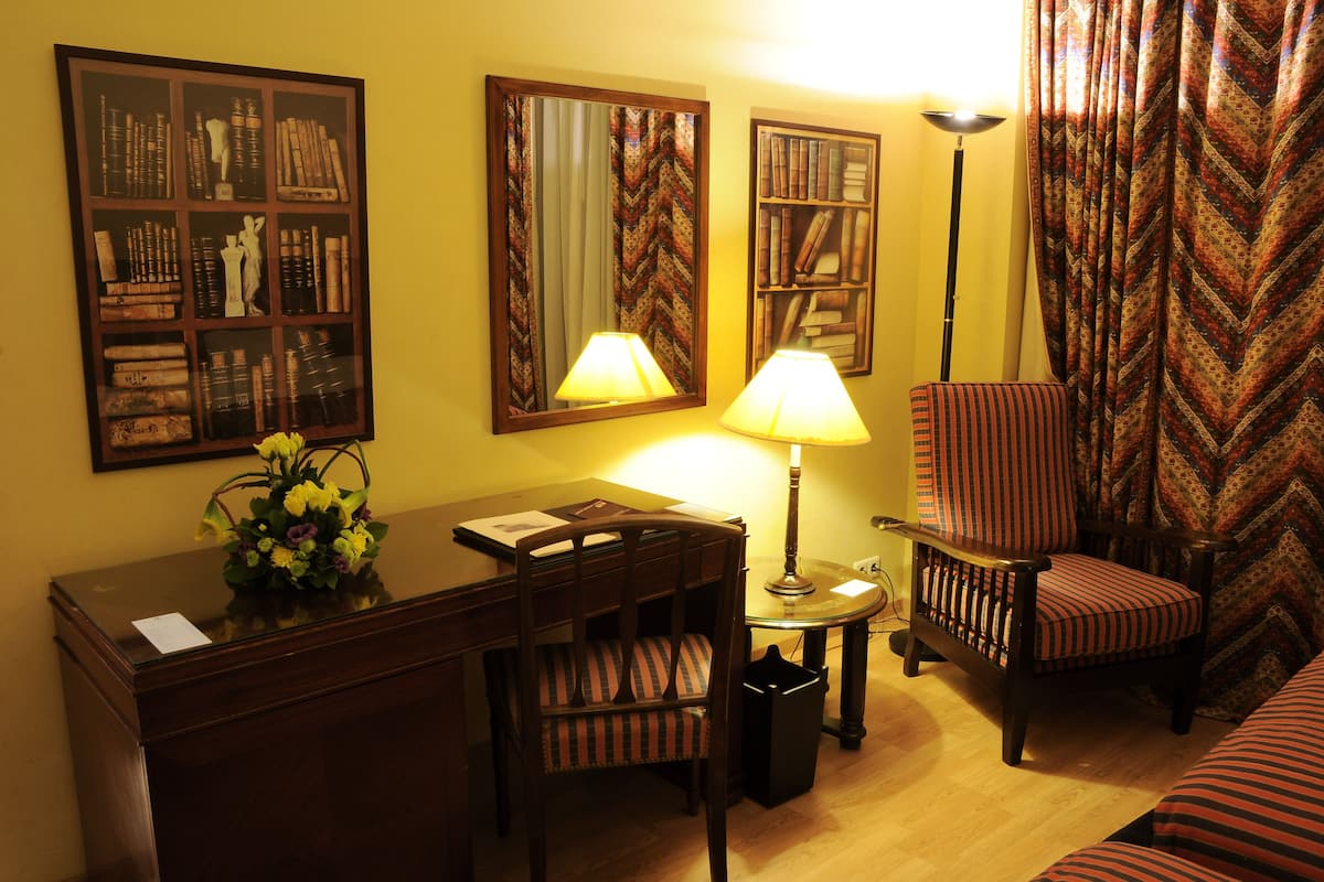1 chambre, minibar, coffres-forts dans les chambres, bureau