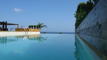 Una piscina al aire libre de temporada