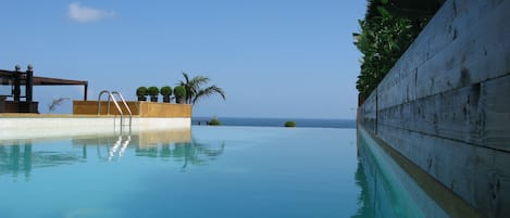 Una piscina al aire libre de temporada