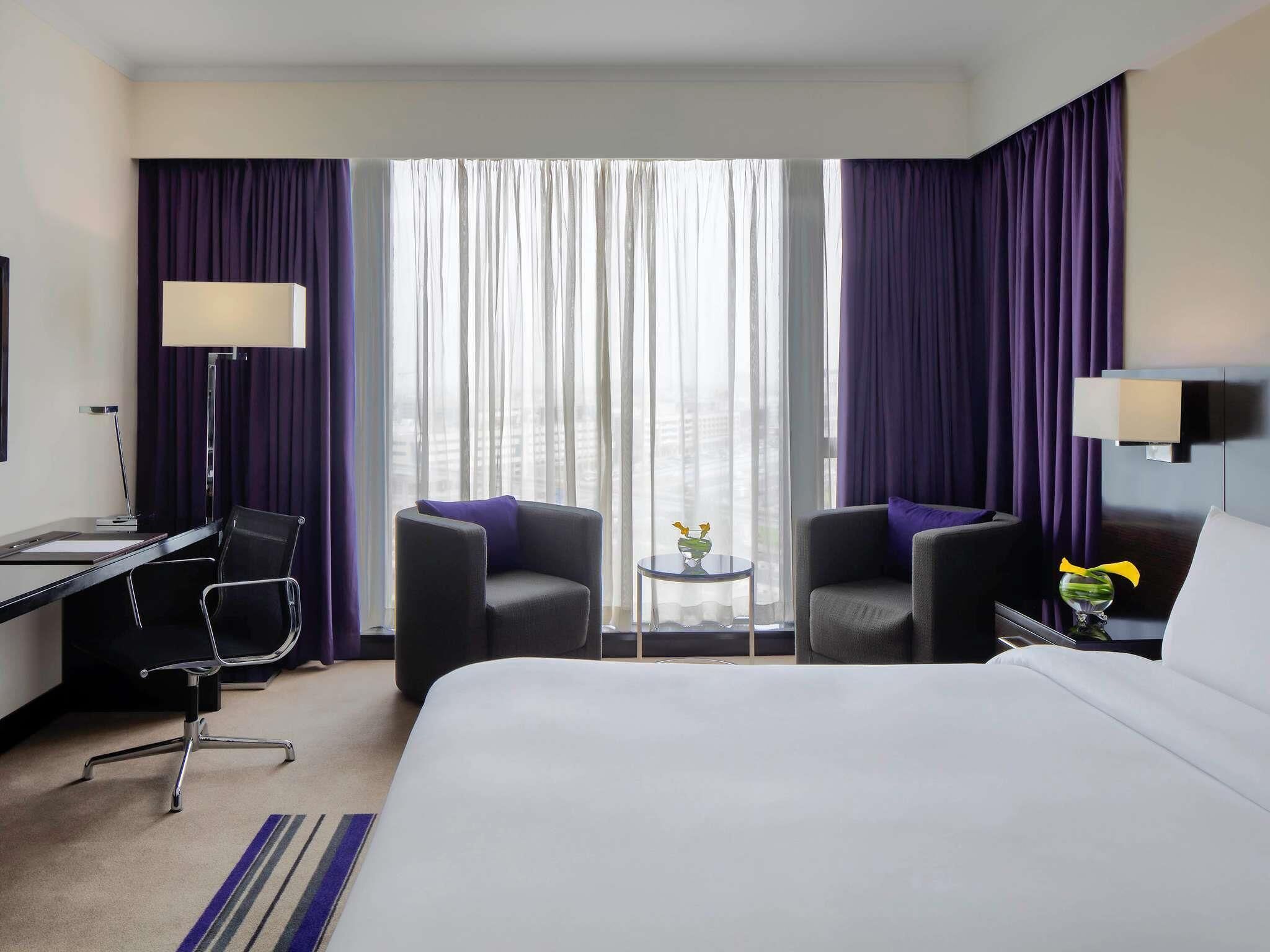 Executive kamer, 1 kingsize bed | Donzen dekbedden, een kluis op de kamer, individueel gemeubileerd