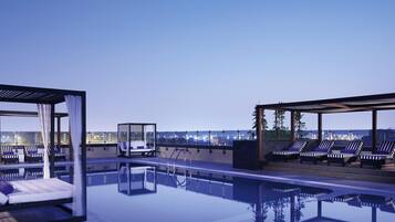 Kolam renang outdoor, dengan cabana gratis dan payung kolam renang