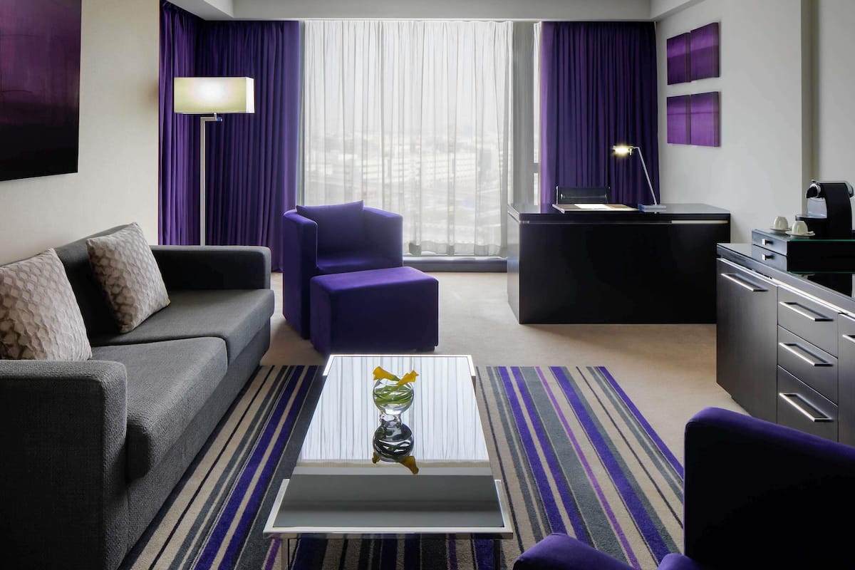 1 habitación, cubrecamas y caja de seguridad en la habitación