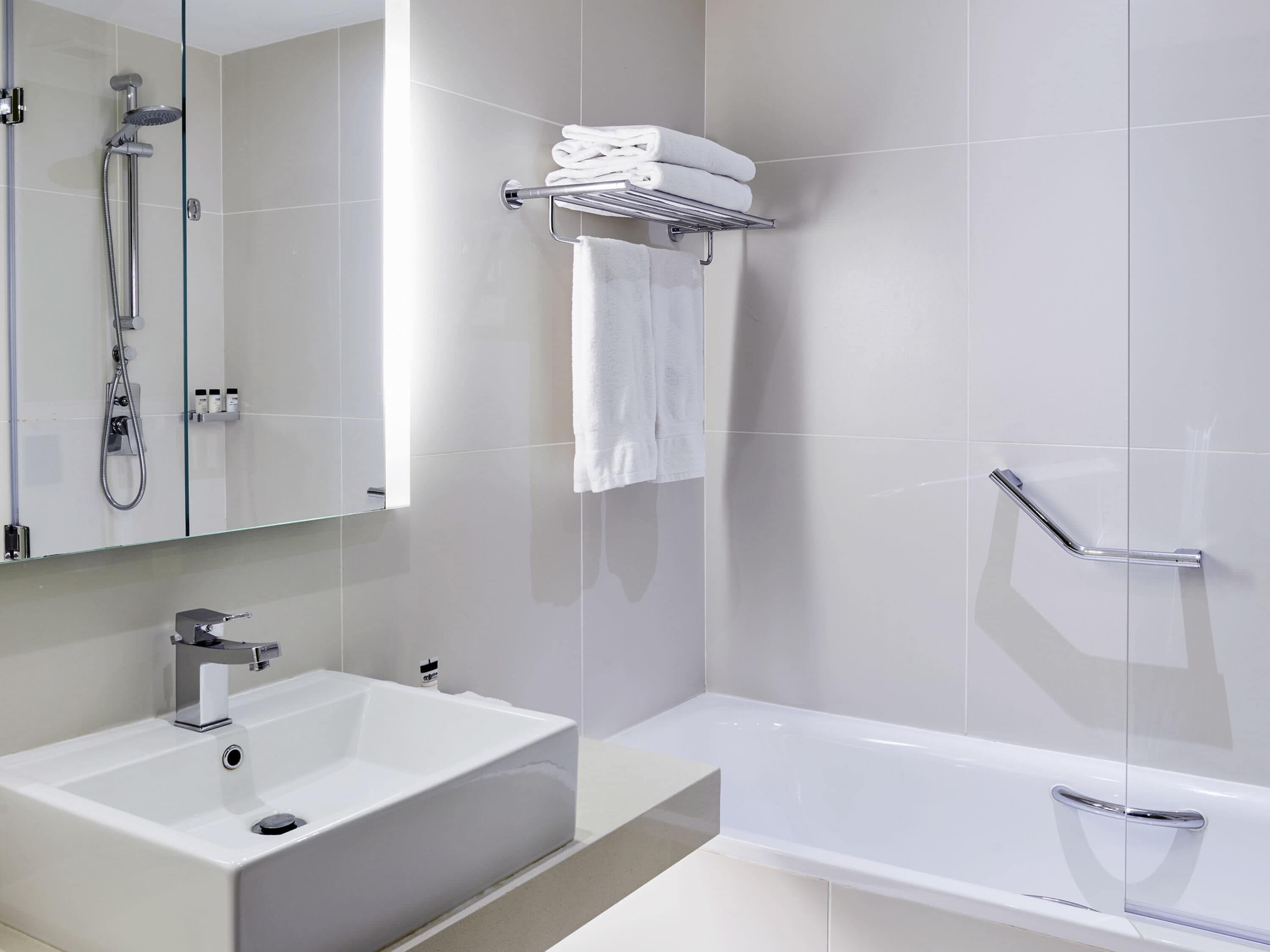 Habitación superior, 1 cama King size | Edredón, caja de seguridad en la habitación y muebles diferentes 