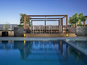 2 Bars/Lounges, Sportbar, Bar auf der Dachterrasse