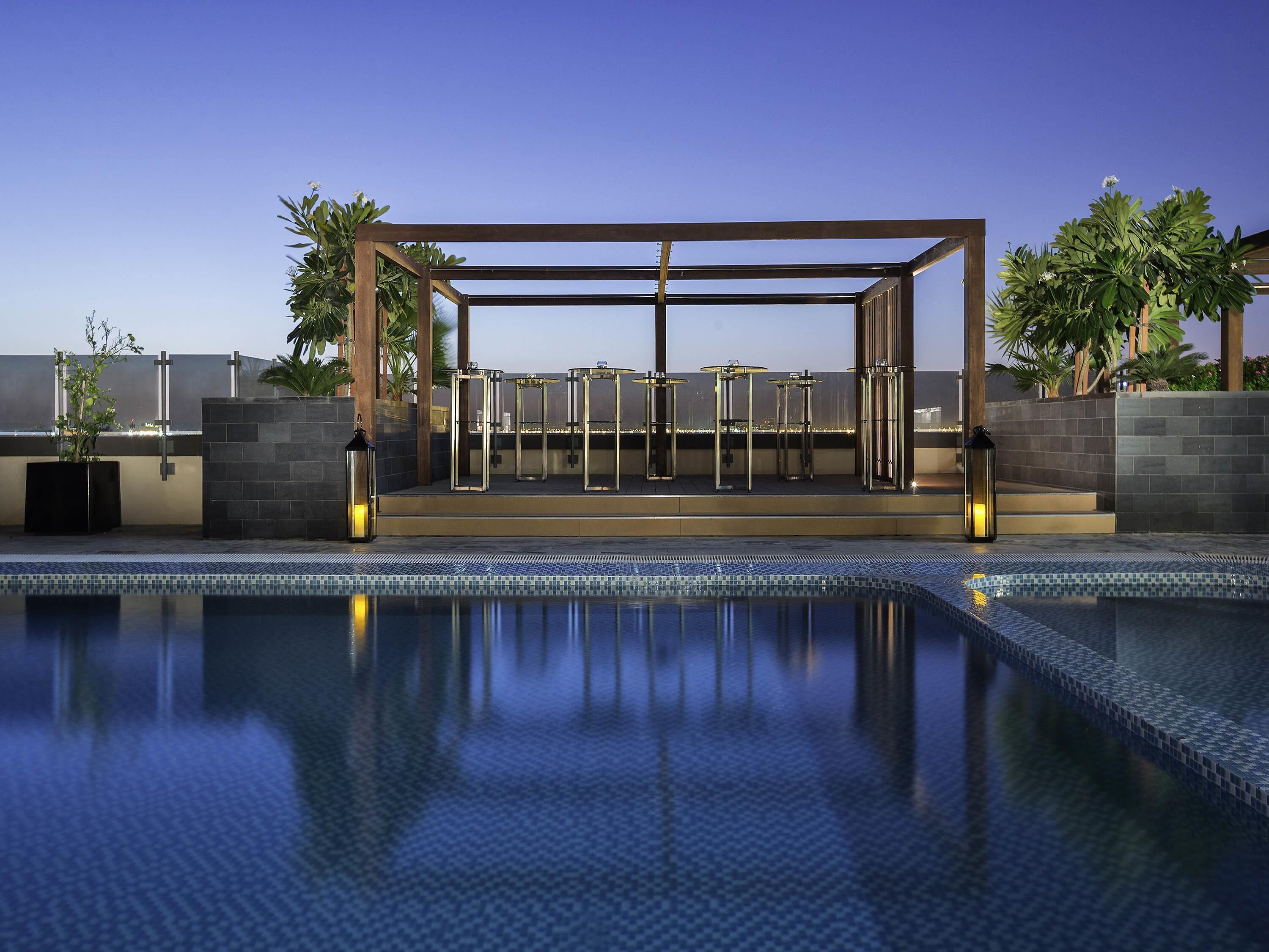 Piscina externa, funciona das 6h30 às 22h, barracas de cortesia