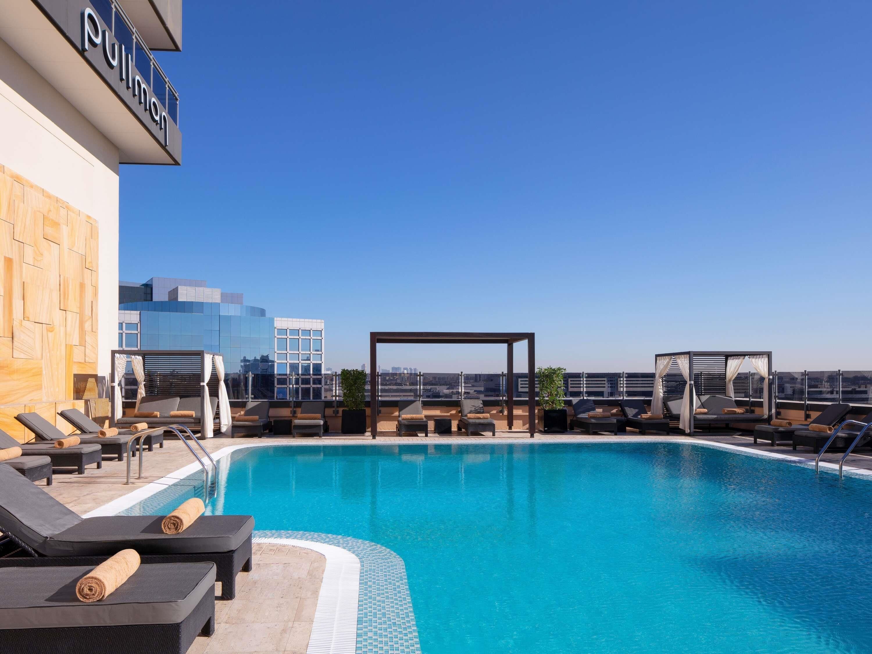 Een buitenzwembad, gratis zwembadcabana's, parasols voor strand/zwembad