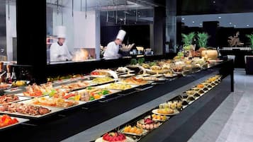 Déjeuner, dîner et souper servis sur place; cuisine internationale