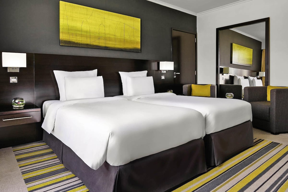 1 habitación, cubrecamas y caja de seguridad en la habitación