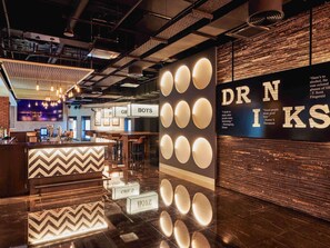 2 bares/lounges, bar de esportes, bar na cobertura