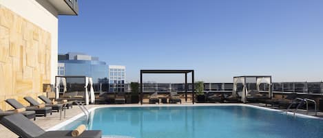 Una piscina al aire libre, cabañas de piscina gratuitas, sombrillas
