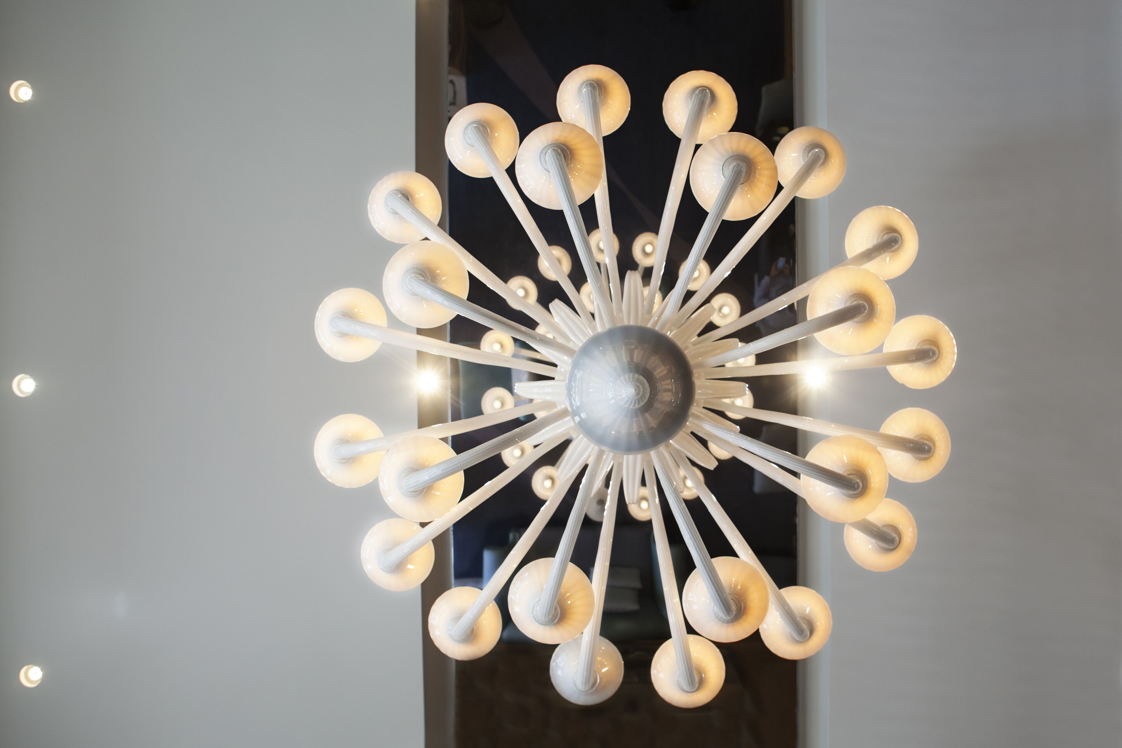 Un candelabro moderno con múltiples brazos y luminarias esféricas.