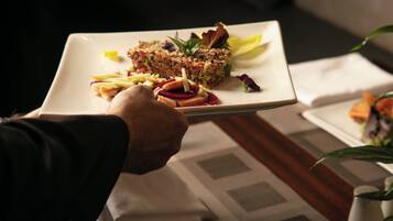 Serveert ontbijt, lunch, diner, Franse gerechten