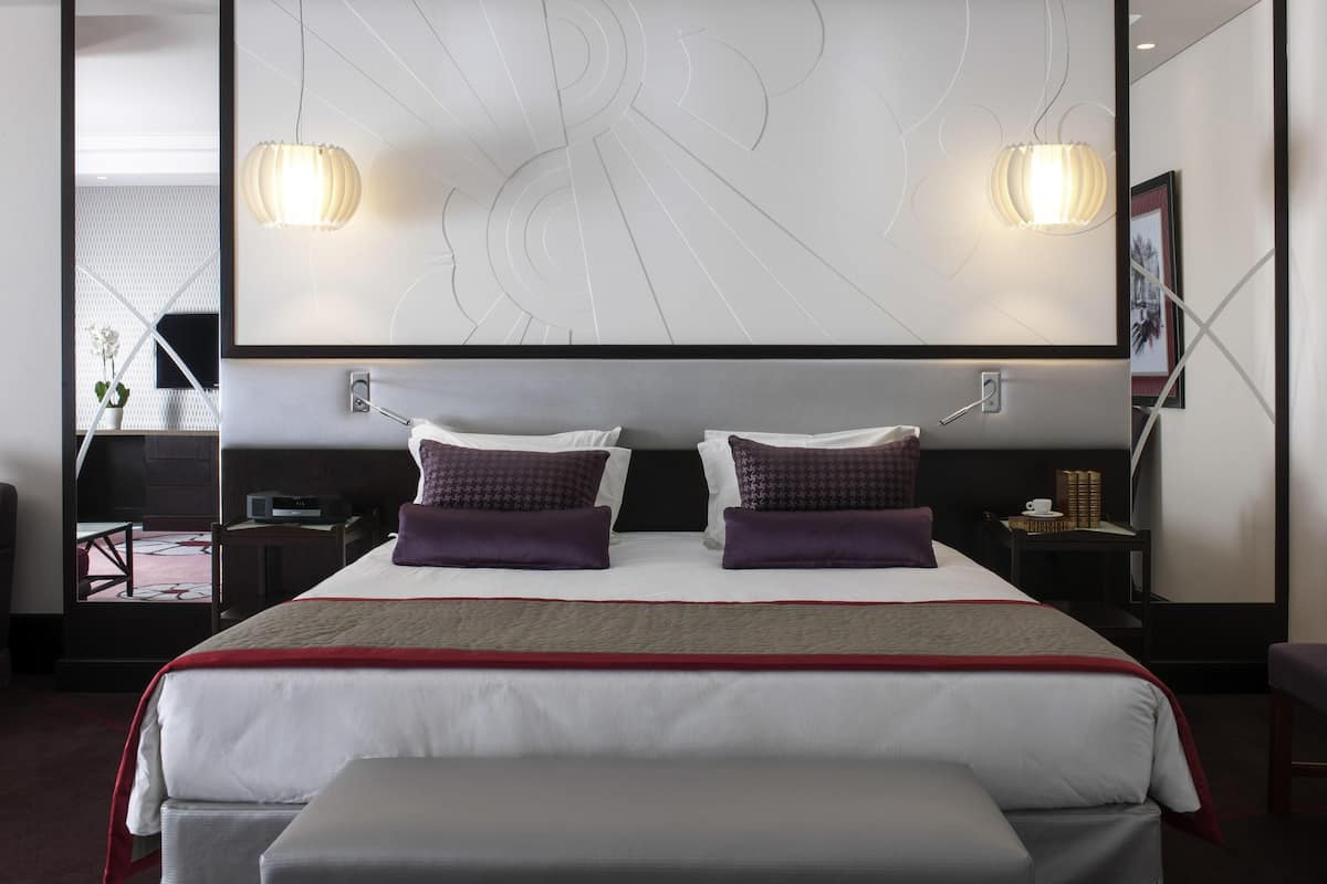 Egyptian cotton sheets, premium bedding, pillowtop beds, minibar