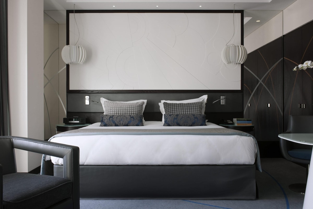 Suite, 1 King Bed, Terrace (PRESTIGE) | Egyptian cotton sheets, premium bedding, pillowtop beds, minibar