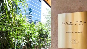 Une enseigne pour l’hôtel de luxe Sofitel Le Gabriel, à Beyrouth.