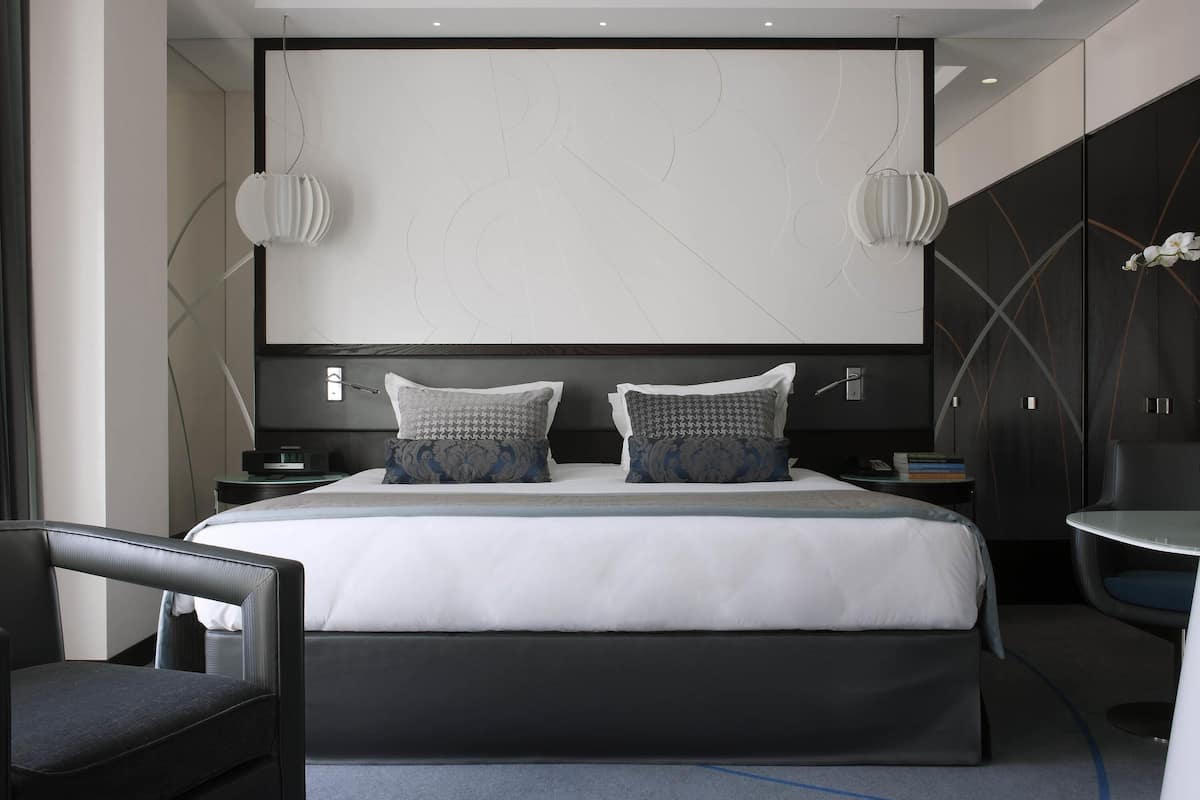 Egyptian cotton sheets, premium bedding, pillow-top beds, minibar