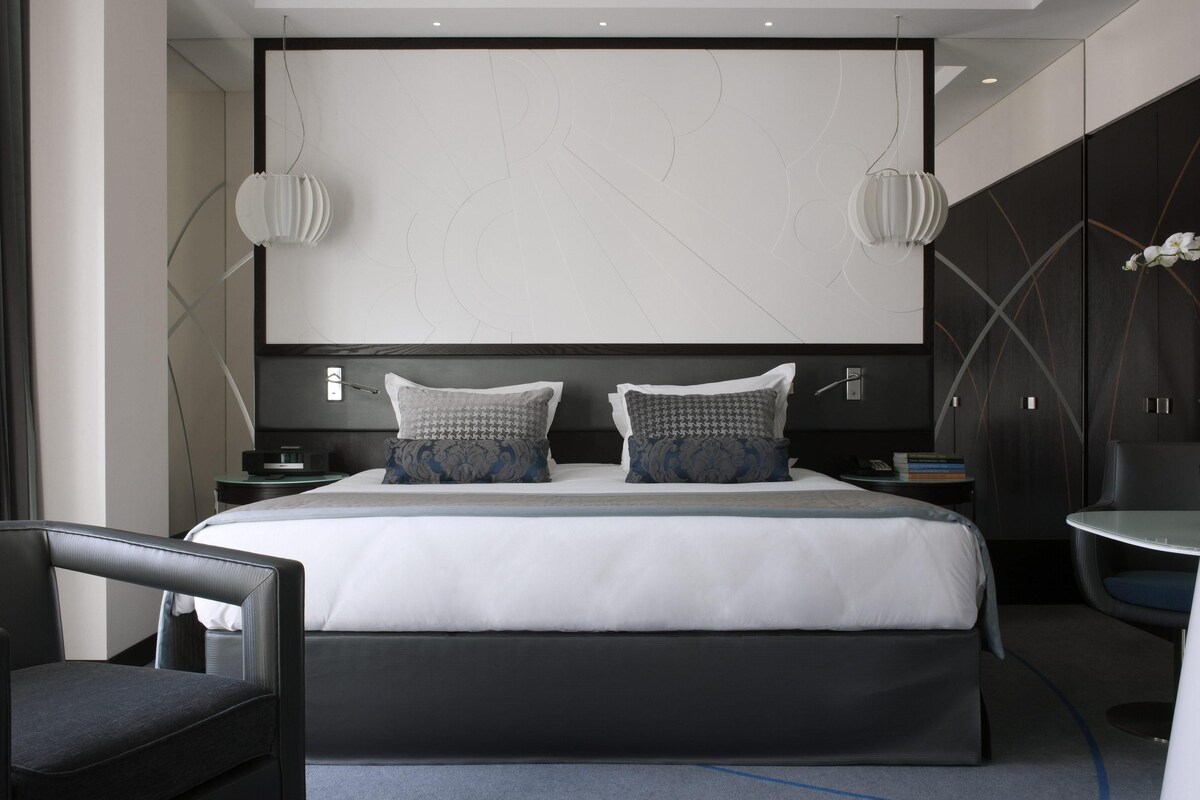 Suite, 1 King Bed, Terrace (PRESTIGE) | Egyptian cotton sheets, premium bedding, pillowtop beds, minibar